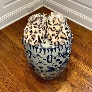 V Slippers M/L Faux Fur Slippers